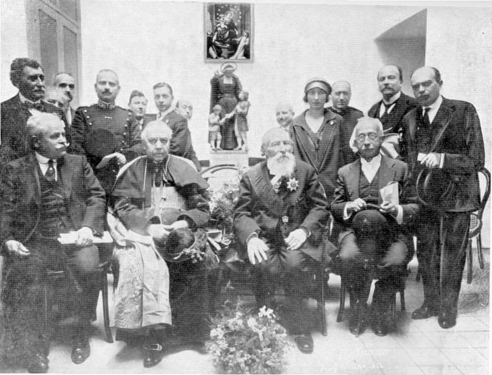 Bartolo Longo, în vârstă, așezat printre clerici și laici, în 1925