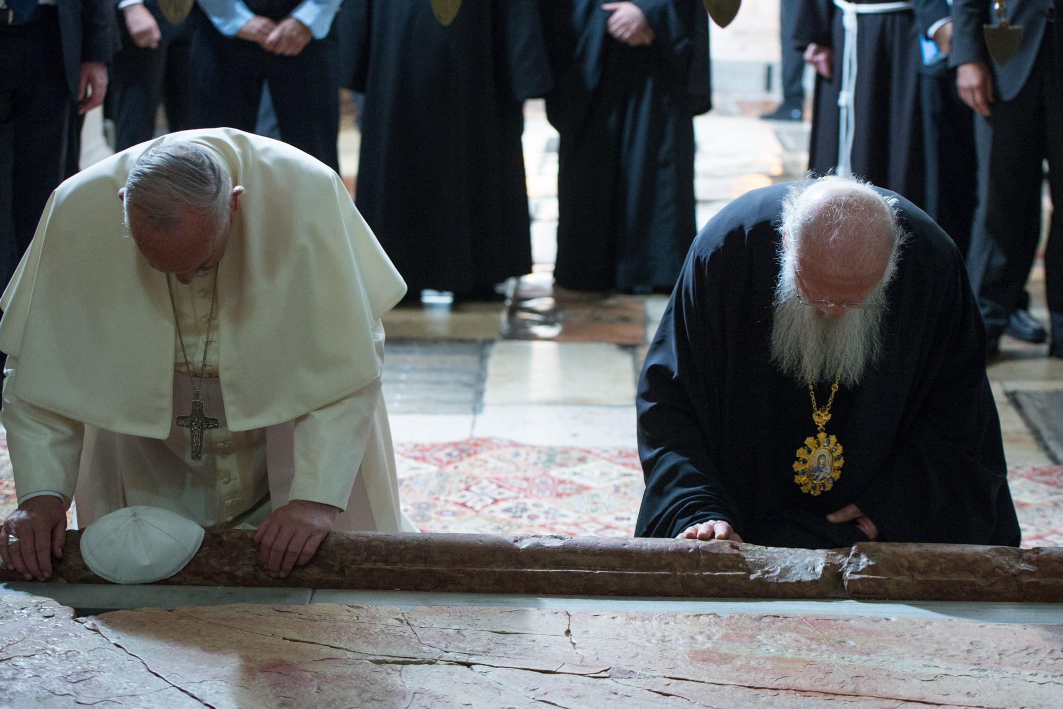 Papa Francisc și Patriarhul Ecumenic Bartolomeu îngenuncheați la Piatra Ungerii, mai 2014