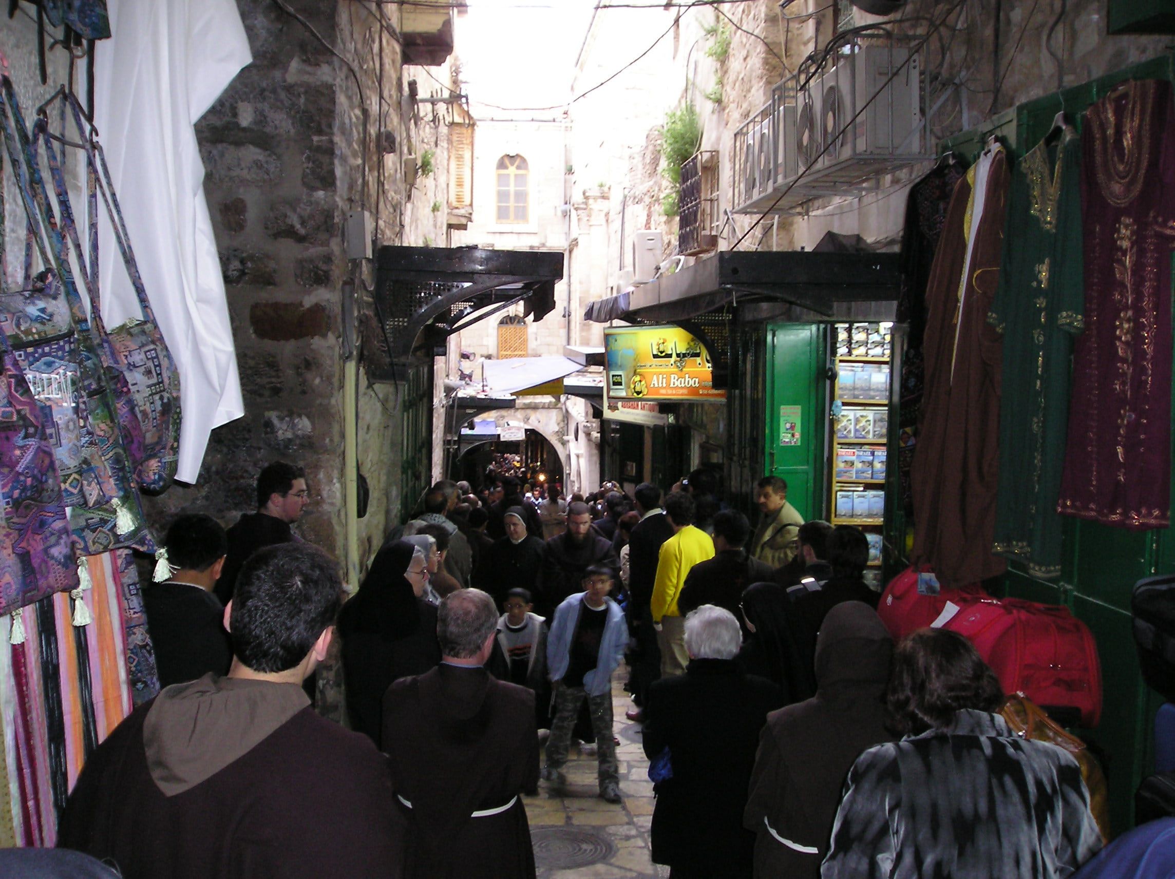 Procesiunea Căii Crucii pe Via Dolorosa, în Orașul Vechi al Ierusalimului