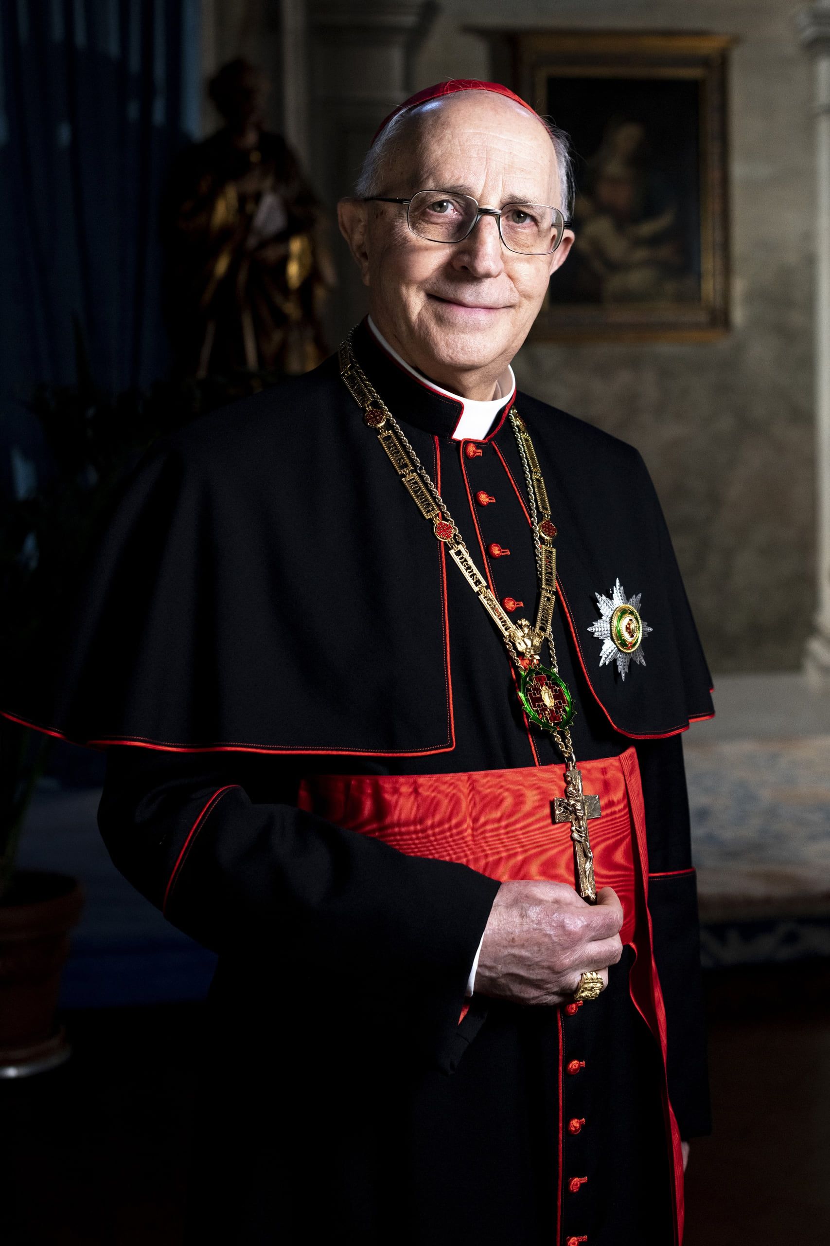 Cardinalul Fernando Filoni, Mare Maestru al Ordinului, purtând colanul Ordinului
