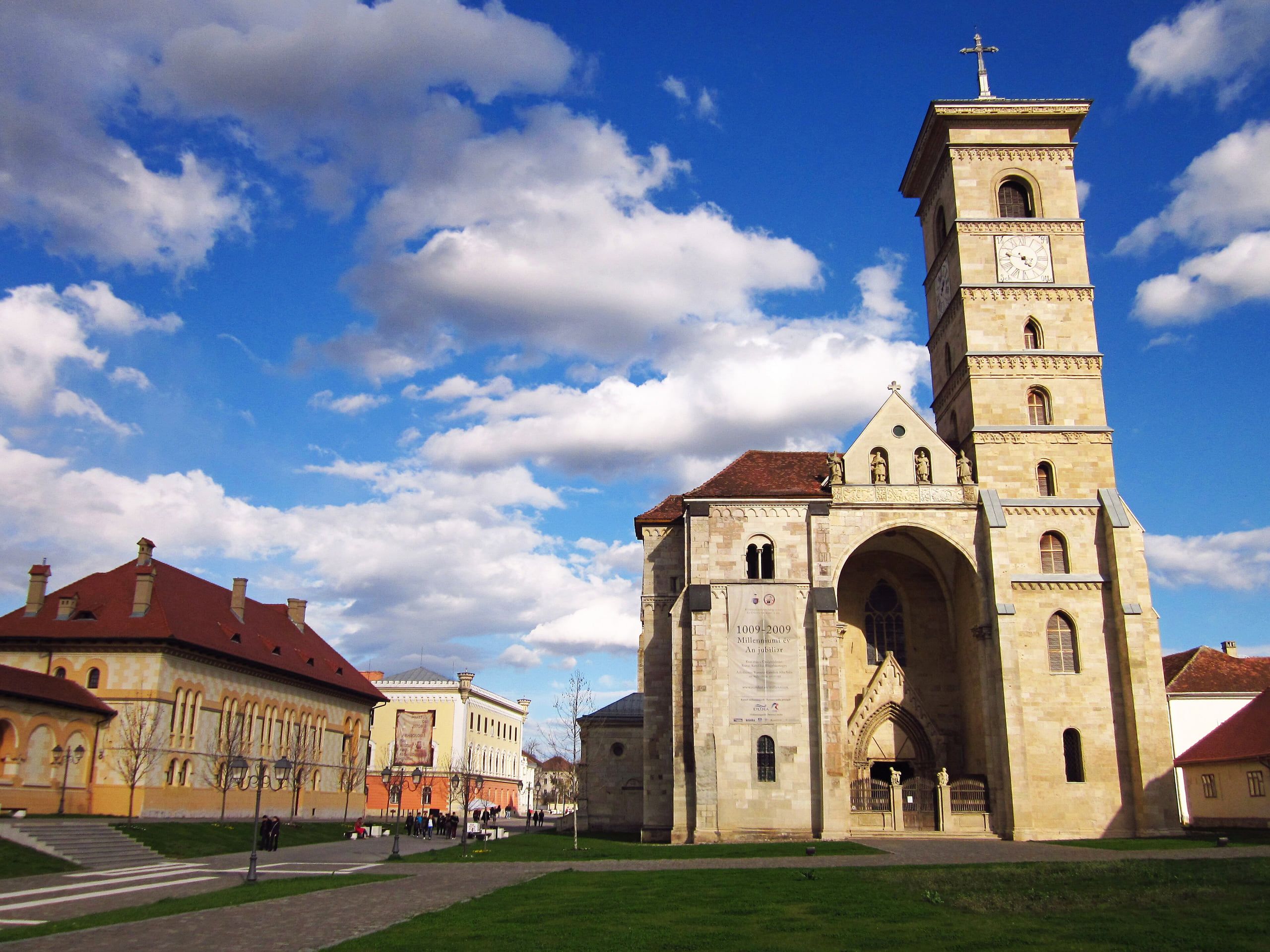 Catedrala romano-catolică Sfântul Mihail din Alba Iulia, fațada de vest cu turnul cu ceas