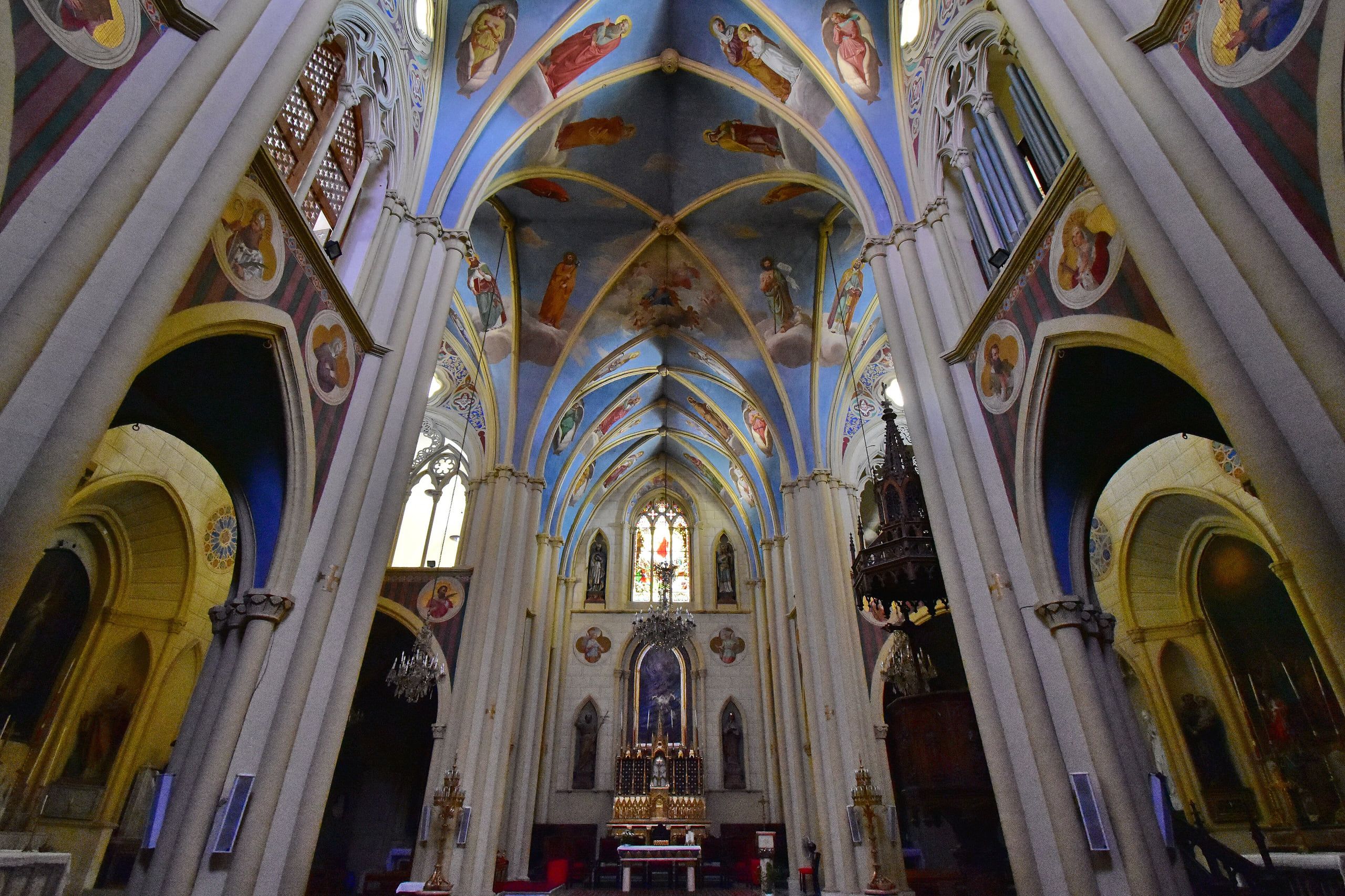 Interiorul co-catedralei Preasfântului Nume al lui Isus, sediul Patriarhiei Latine a Ierusalimului
