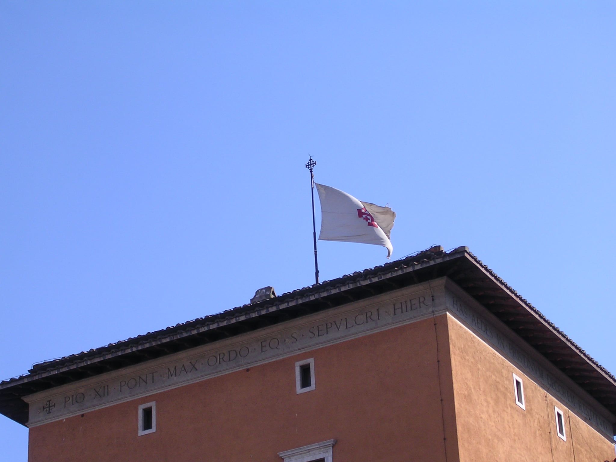 Steagul Ordinului deasupra Palatului della Rovere din Roma