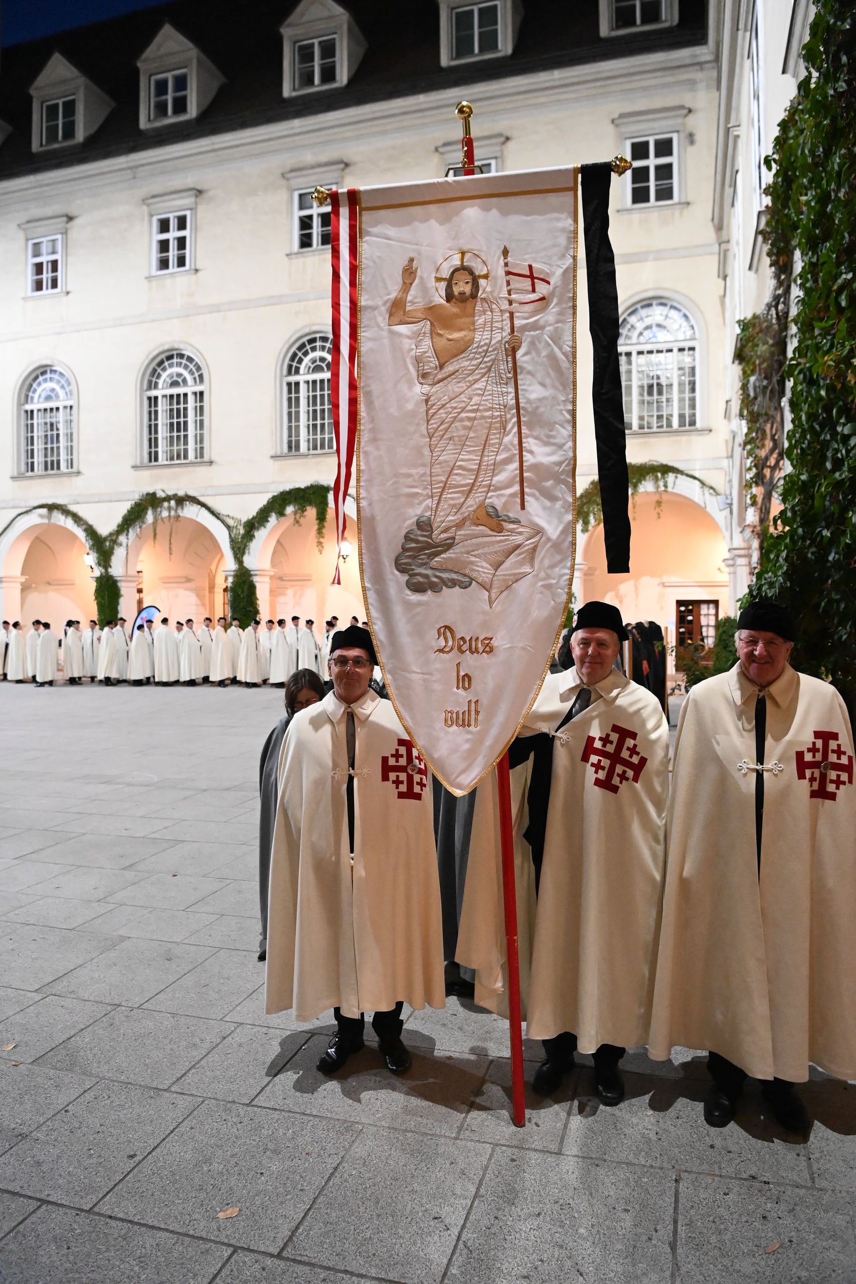 Stindardul Locotenenței Austriei, cu Hristos înviat, și mantiile cavalerilor, pregătite pentru procesiune la Catedrala Sfântul Ștefan din Viena