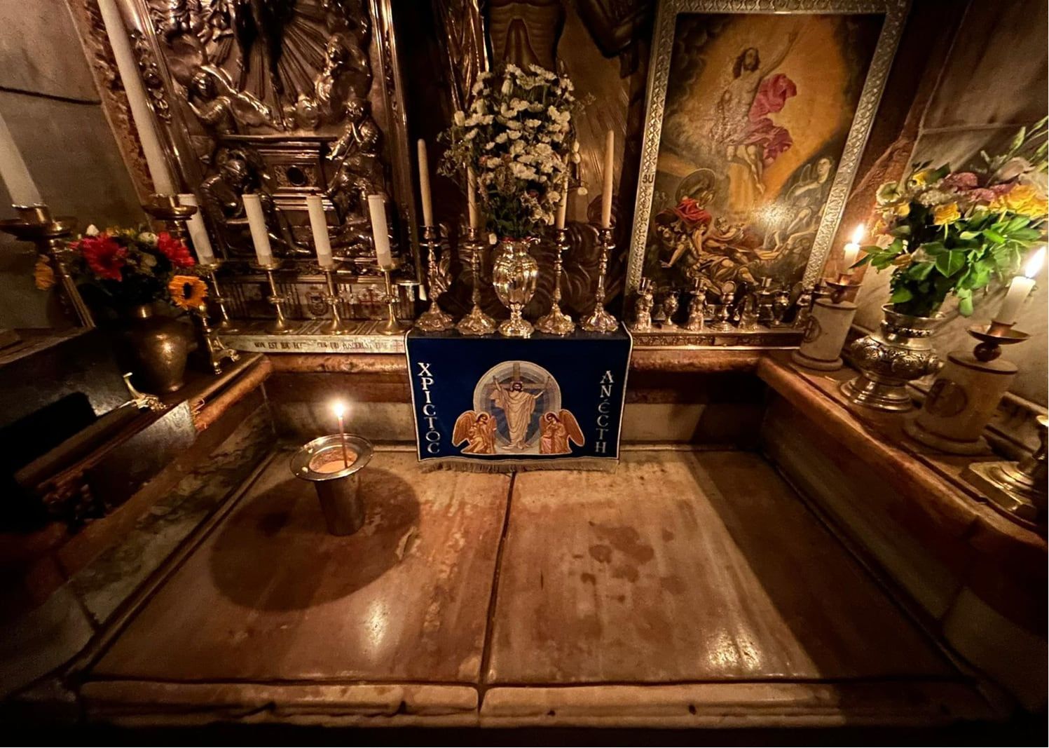 Camera mormântului din Edicula Sfântului Mormânt, cu lespedea de marmură și candelele