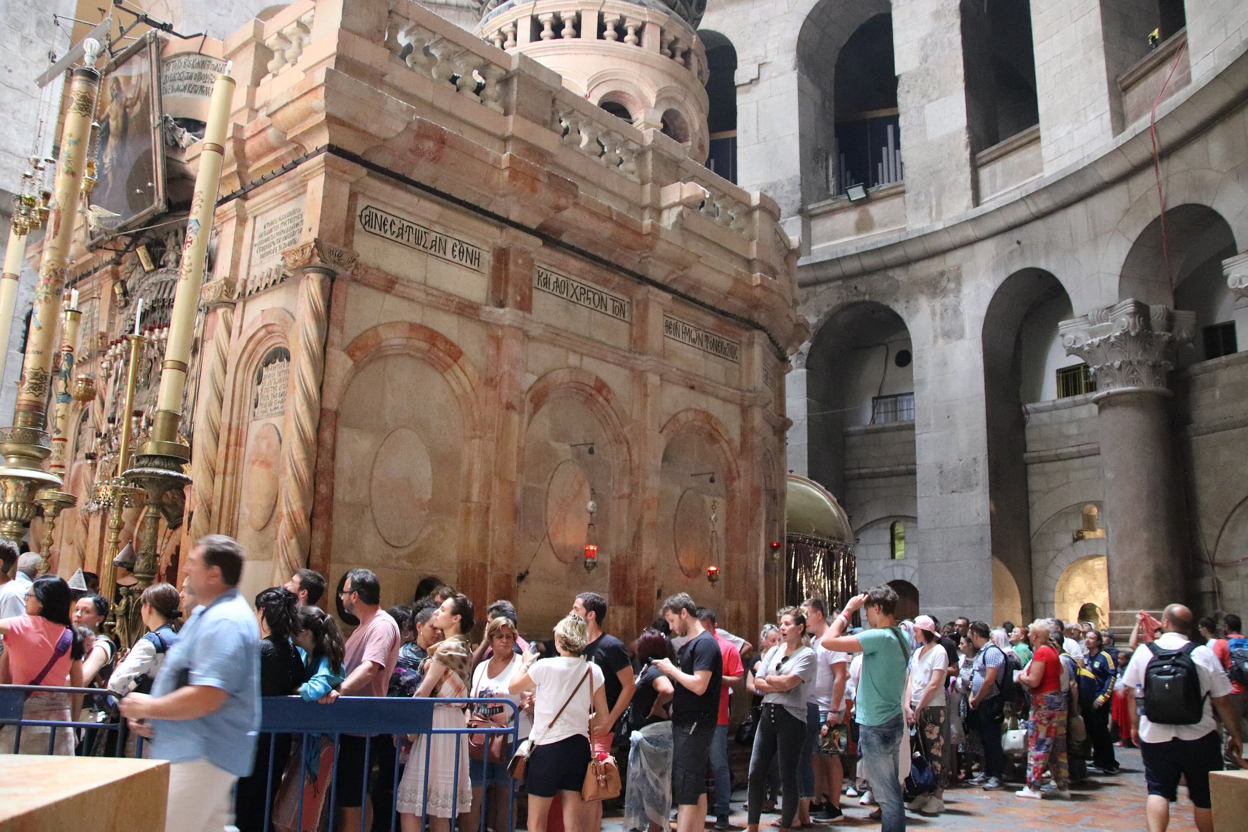 Edicula restaurată, în mijlocul rotondei Învierii din Bazilica Sfântului Mormânt