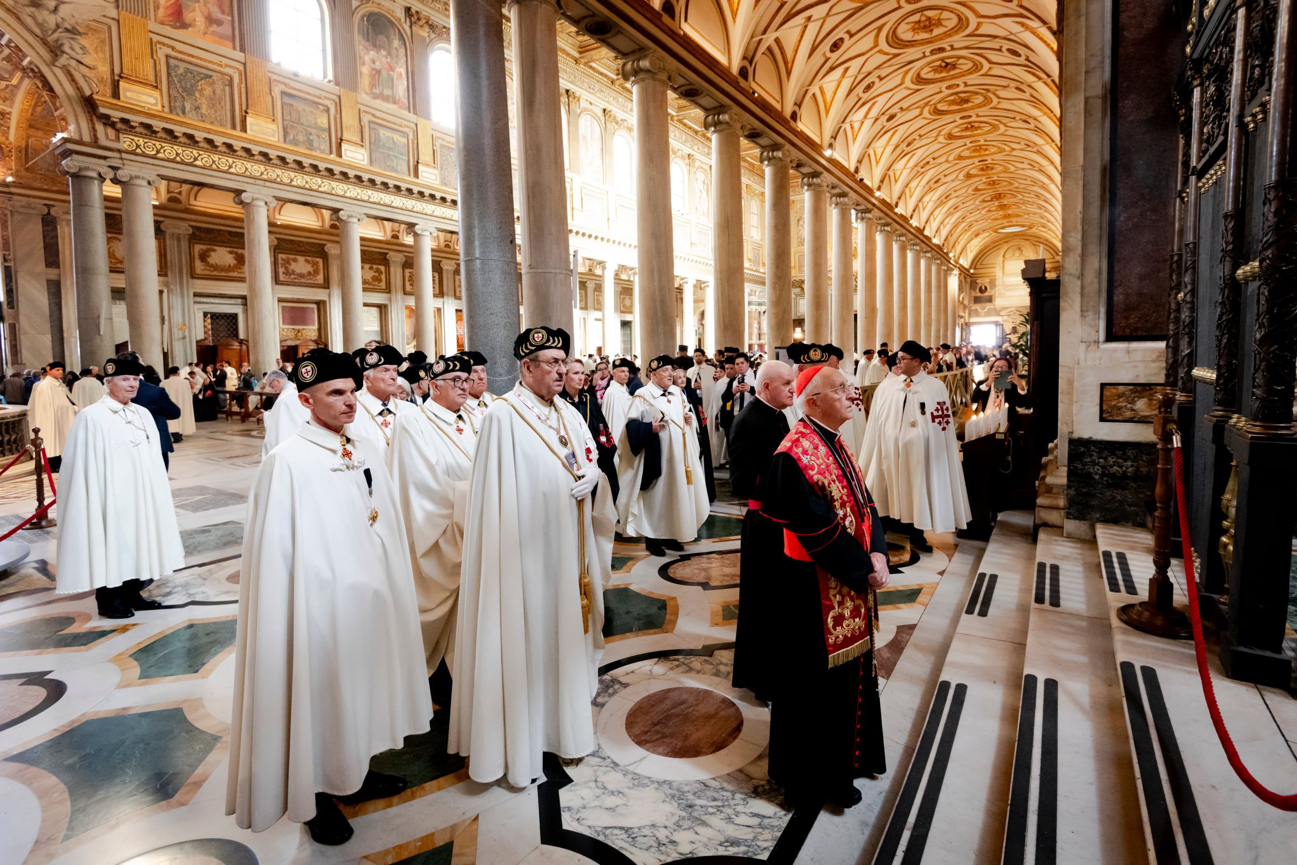 Cavaleri și doamne ai Ordinului, în mantii, în Bazilica Santa Maria Maggiore, la pelerinajul jubiliar din 2025