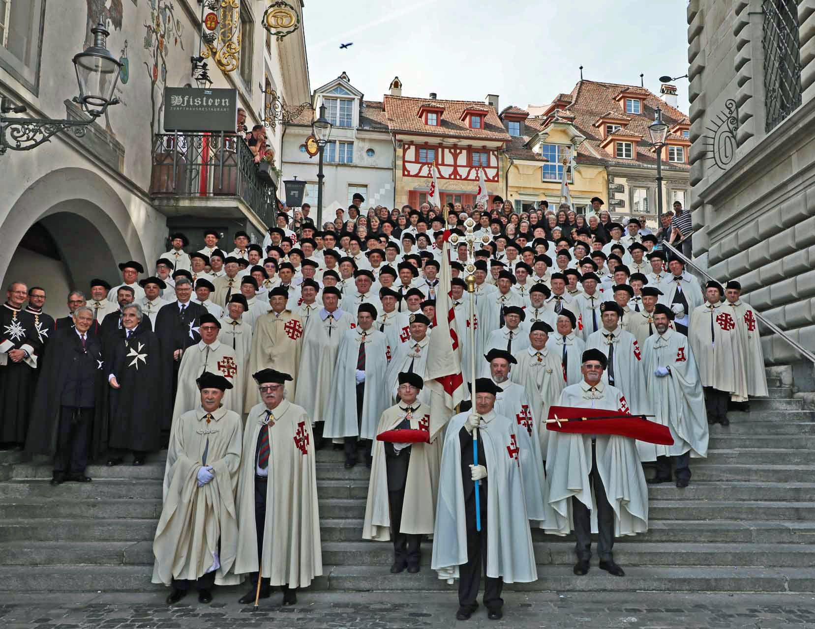 Cavalerii și doamnele Locotenenței Elveției pe treptele unei biserici, la învestitura din 2018