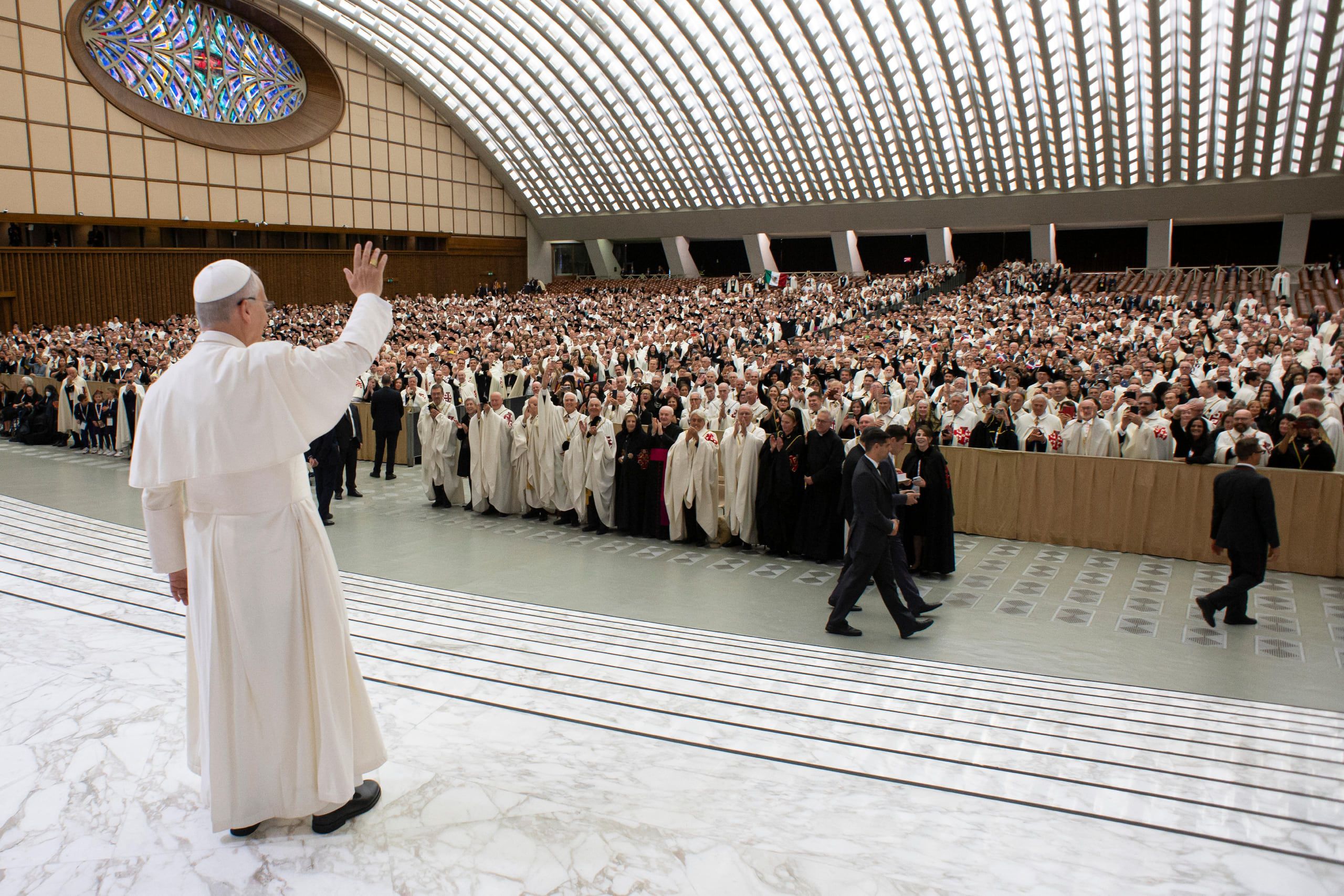 Papa Leon al XIV-lea salută cavalerii și doamnele Ordinului în Aula Paul al VI-lea, 23 octombrie 2025