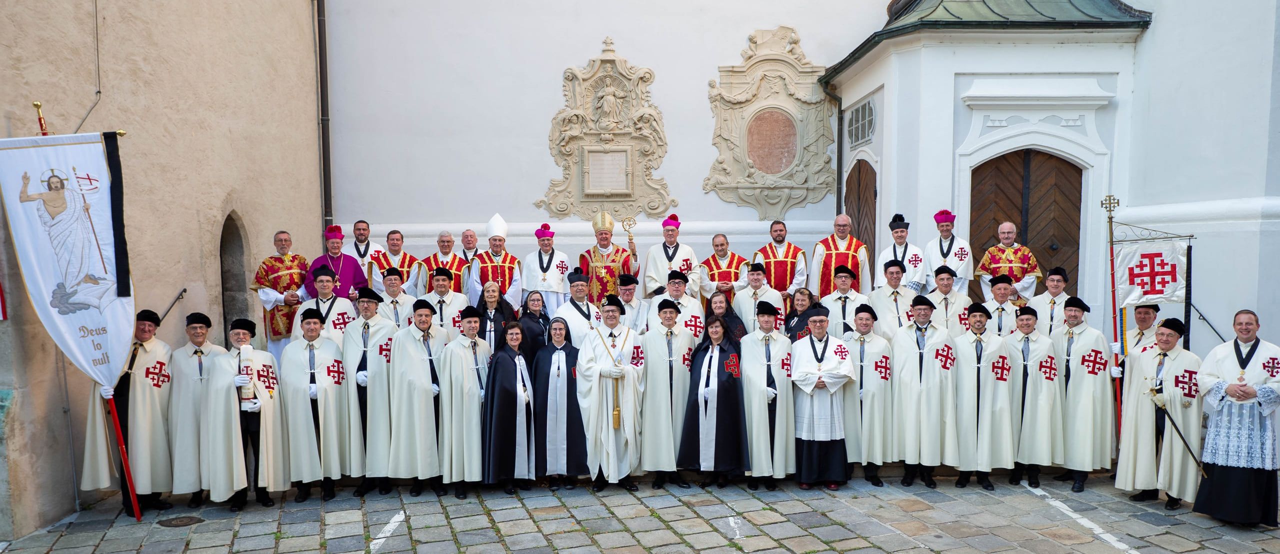 Cavalerii, doamnele și clericii Locotenenței Austriei, fotografie de grup la învestitura din 2021