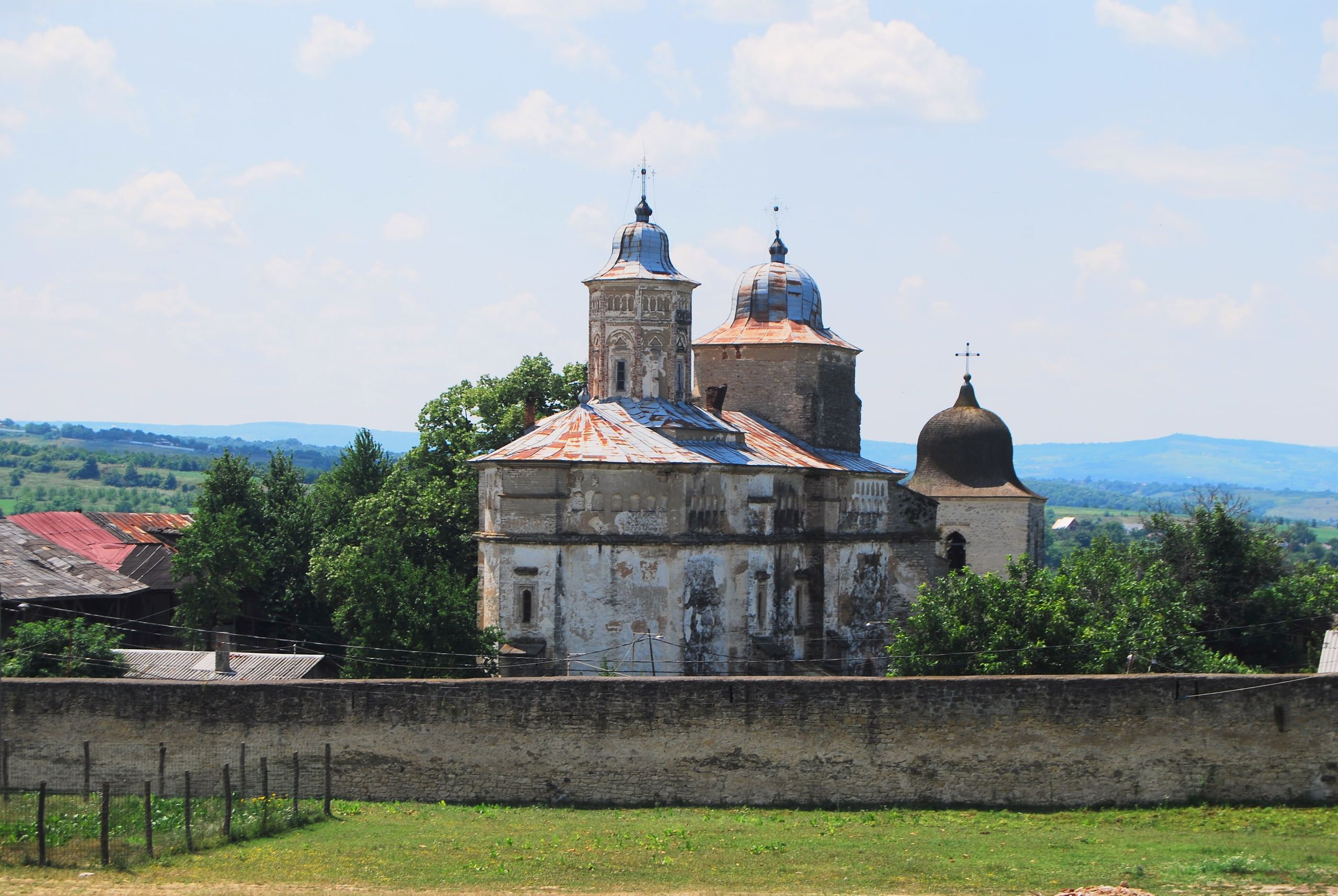 Biserica Mănăstirii Bârnova, deasupra zidului de incintă