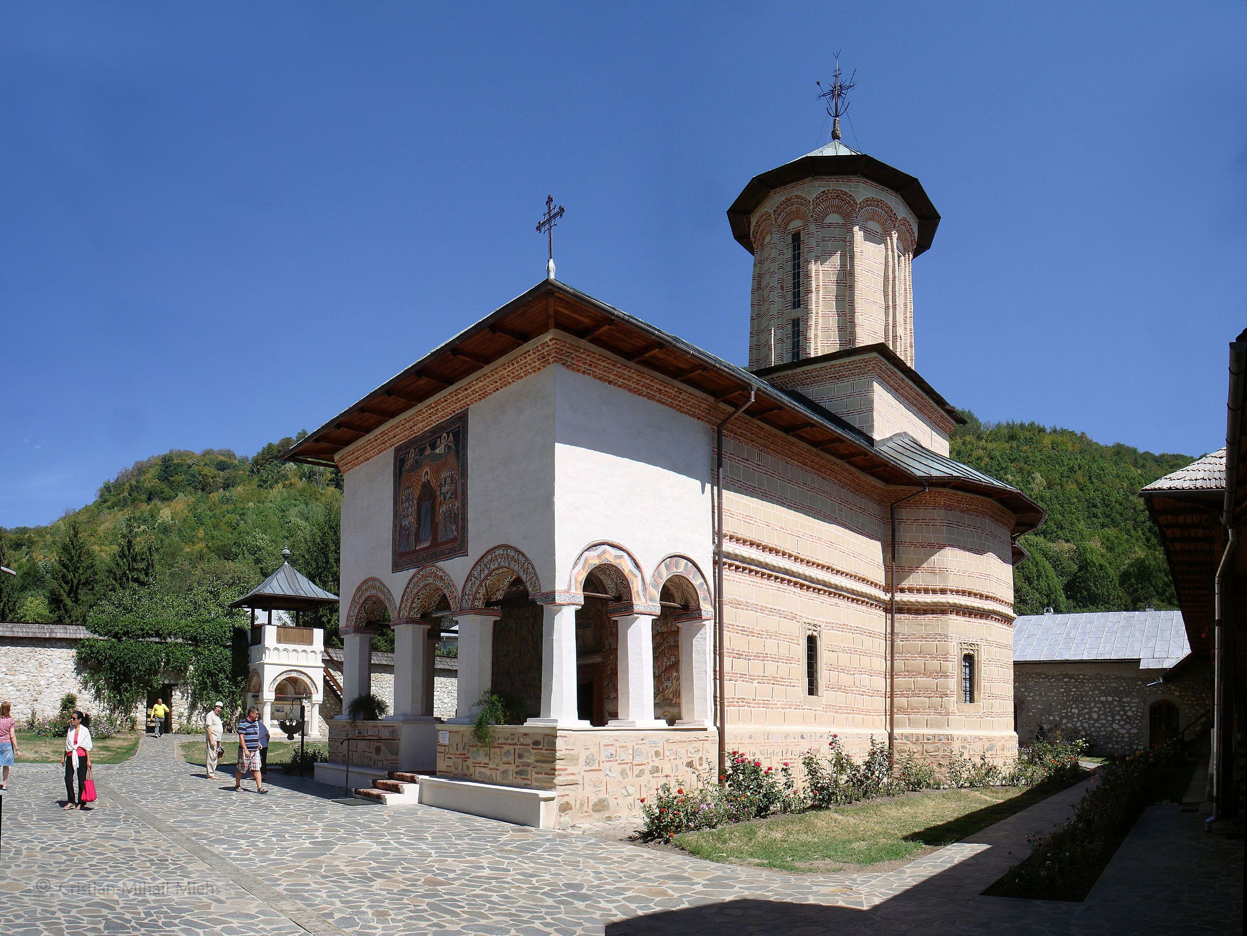 Biserica Mănăstirii Polovragi, cu pridvorul pe coloane și fațada pictată
