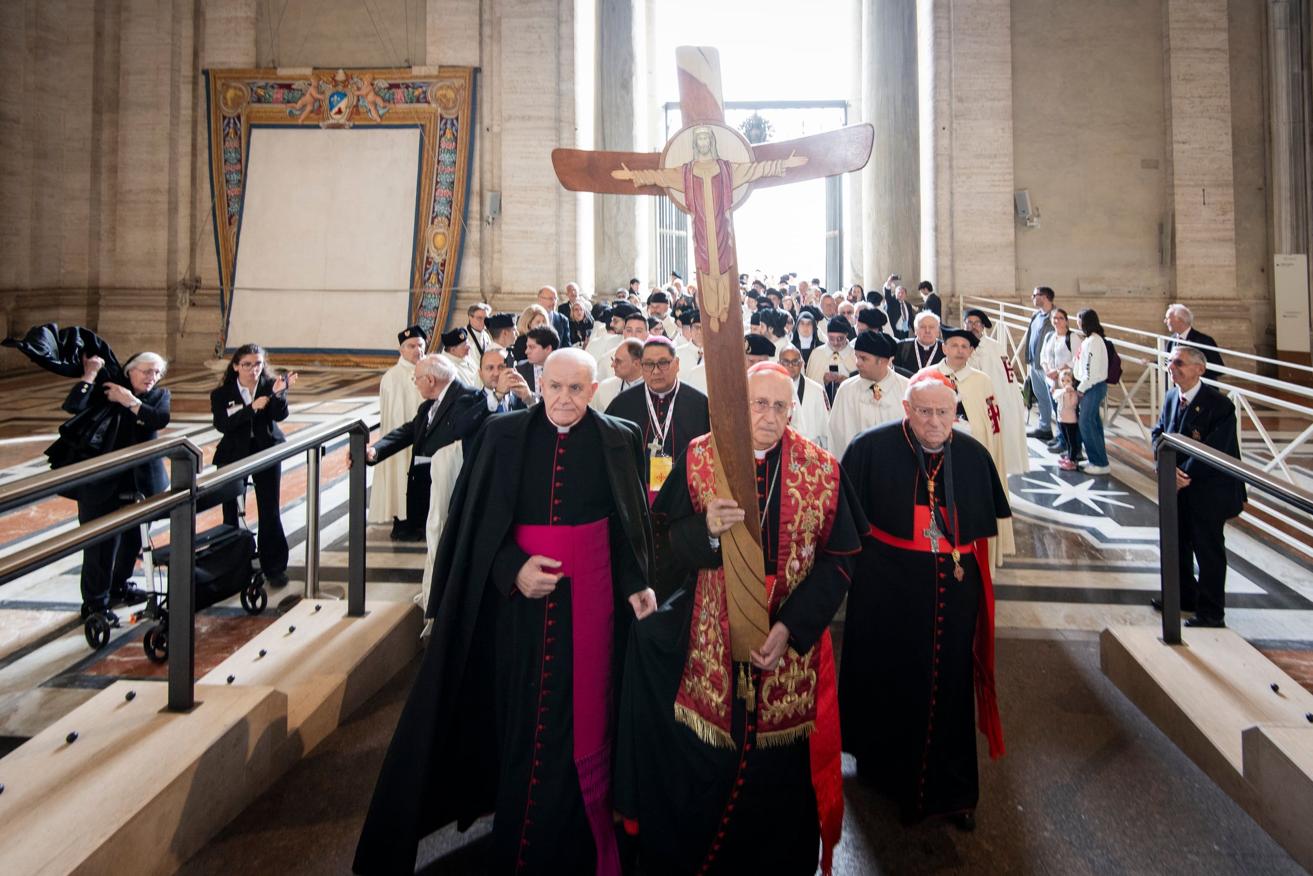 Procesiune cu crucea jubiliară, cardinali și cavaleri în mantii albe în Bazilica Sfântul Petru, octombrie 2025