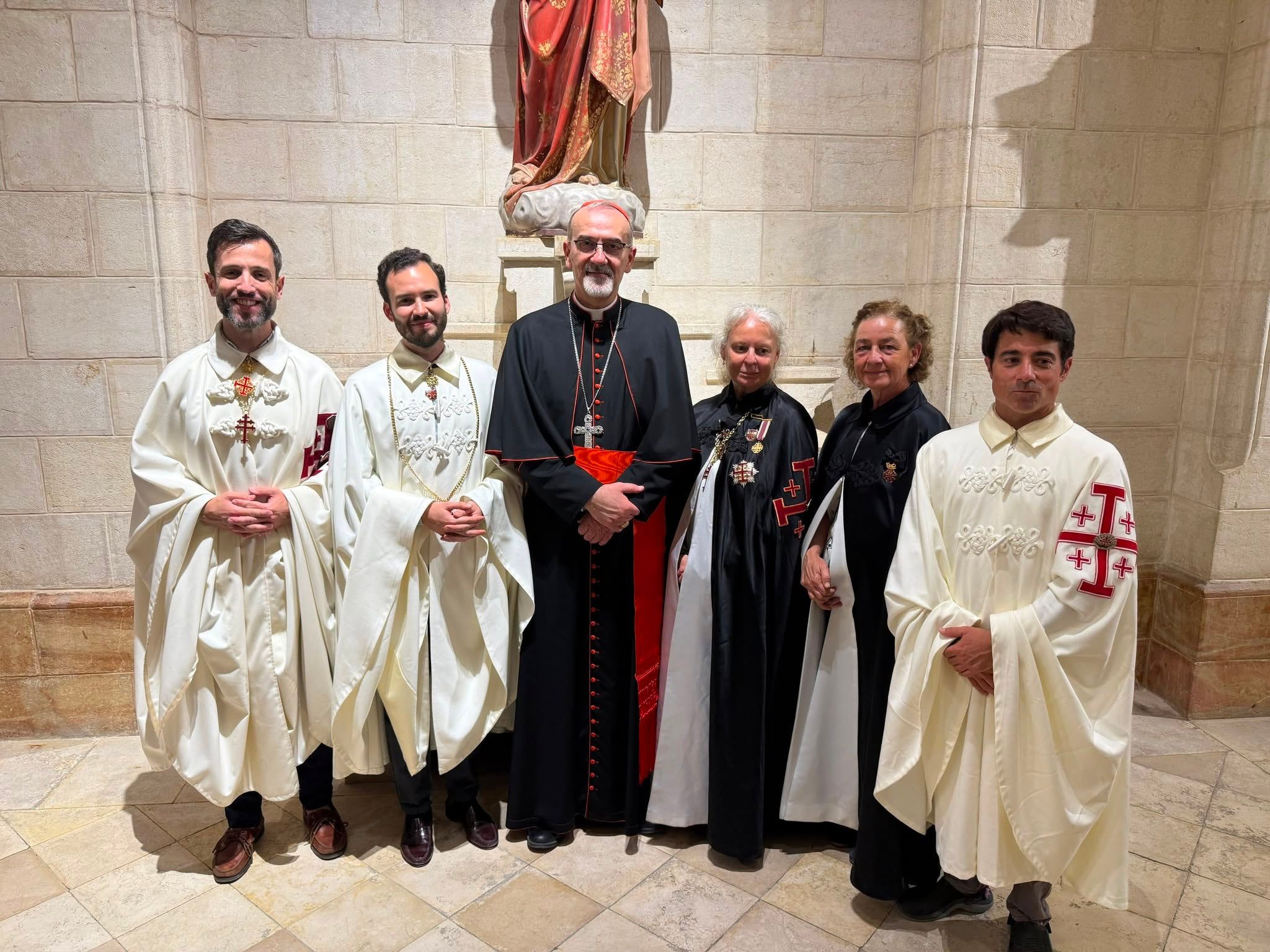 Cardinalul Pierbattista Pizzaballa cu cavaleri și doamne ai Ordinului, la Ierusalim