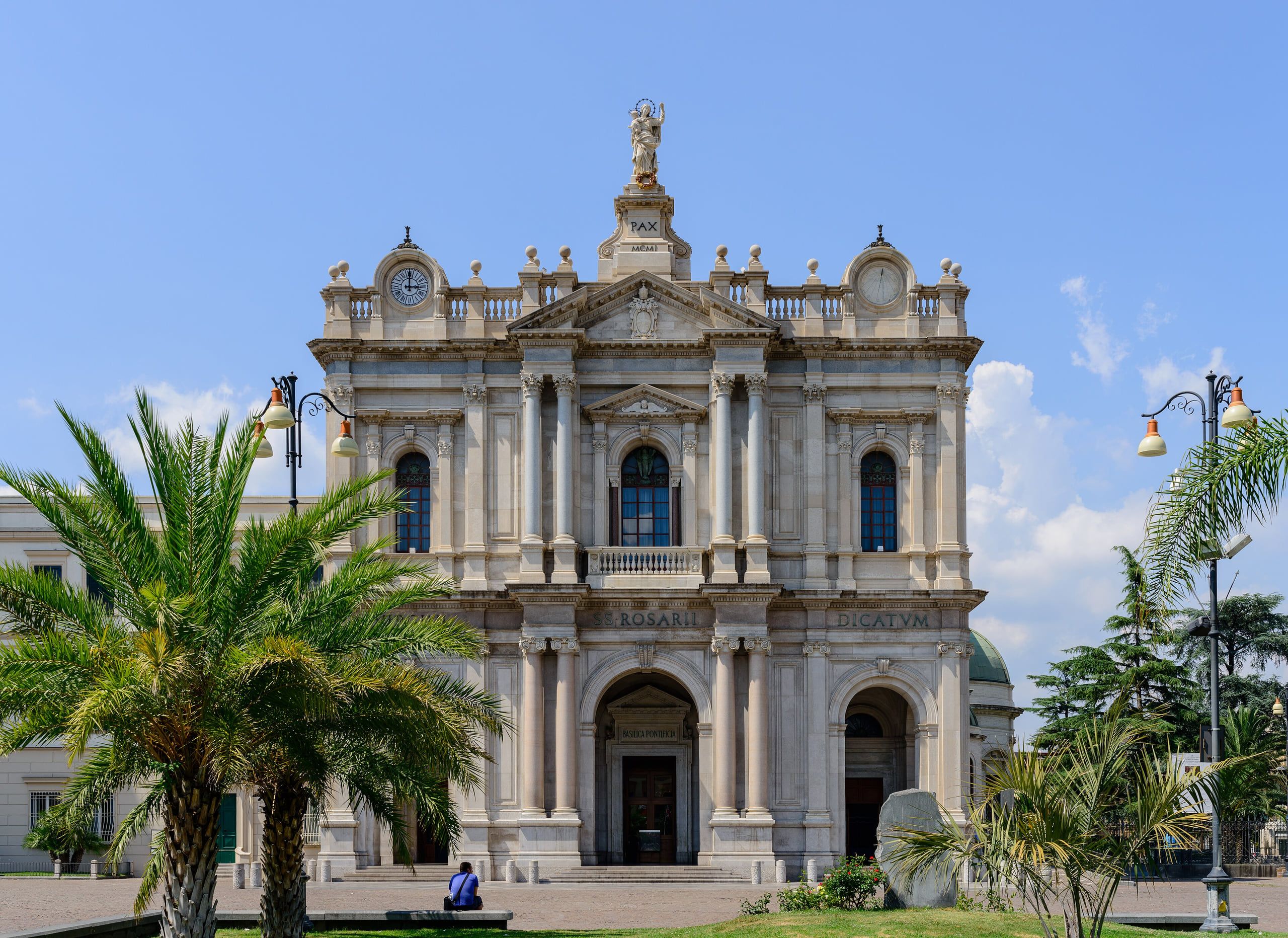 Fațada Sanctuarului Fecioarei Rozariului de la Pompei