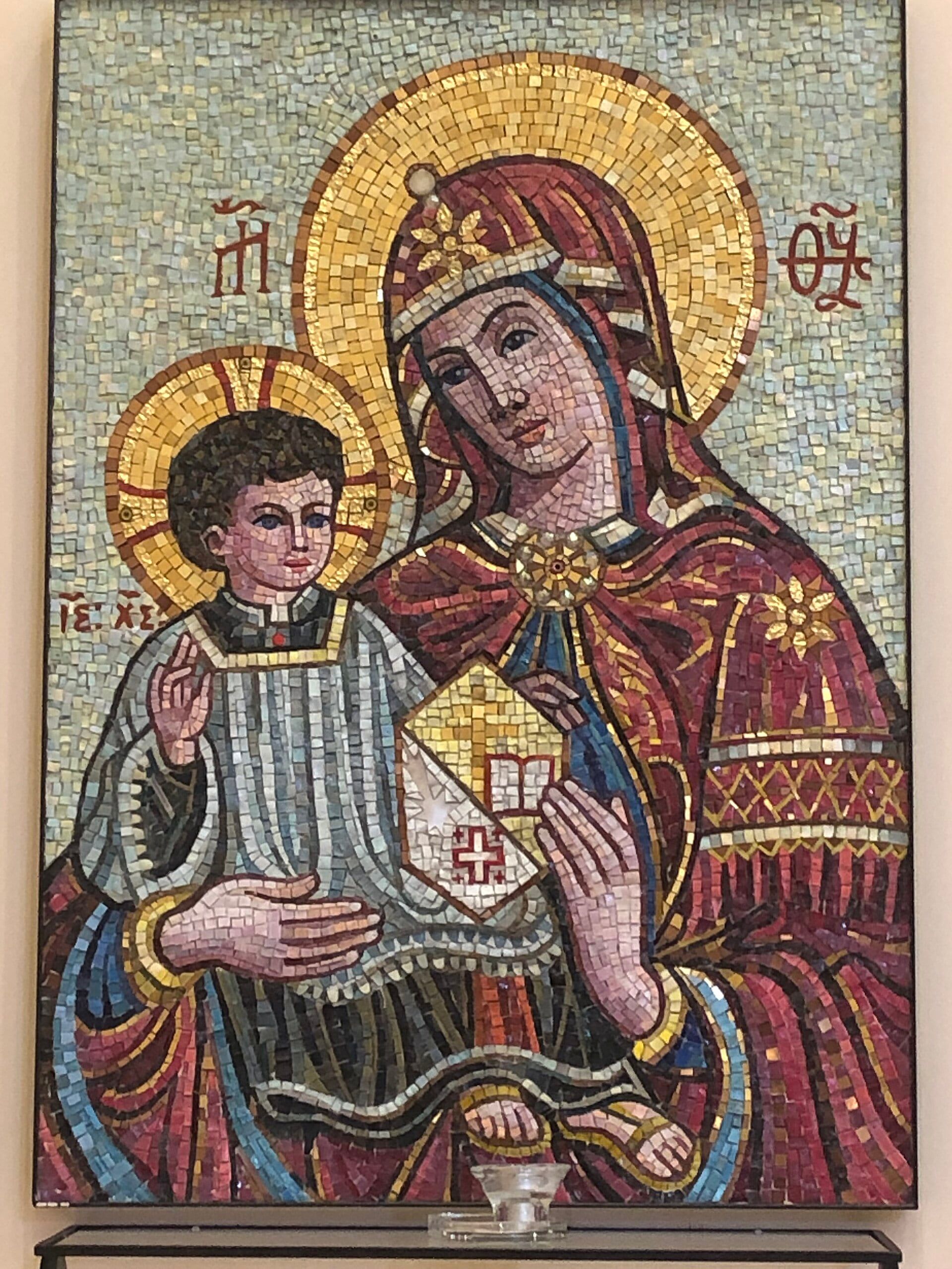Mozaicul Maicii Domnului a Clerului, cu Pruncul ținând macheta unei biserici marcate cu crucea de Ierusalim