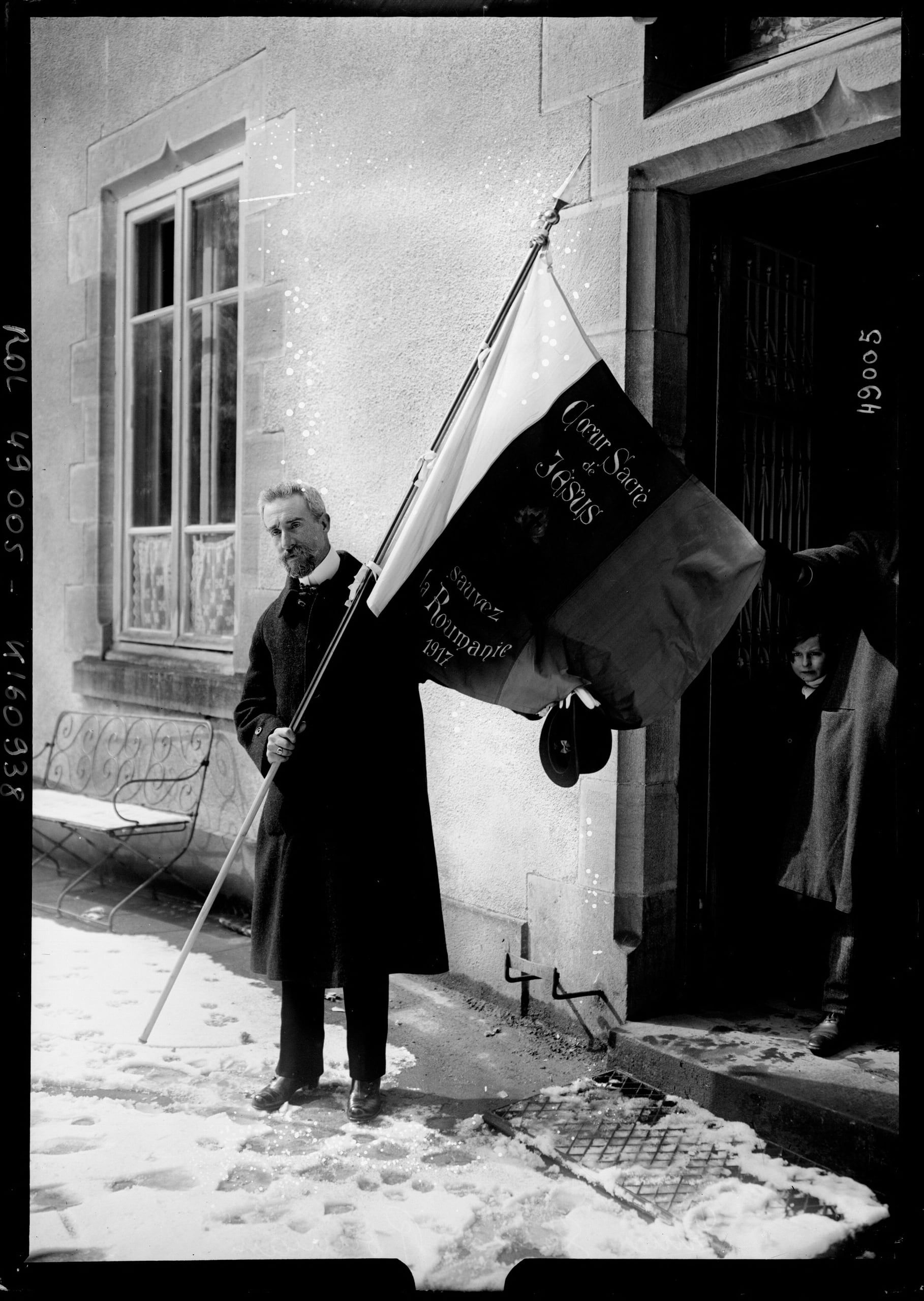 Vladimir Ghika în 1917, ținând stindardul „Cœur Sacré de Jésus, sauvez la Roumanie”